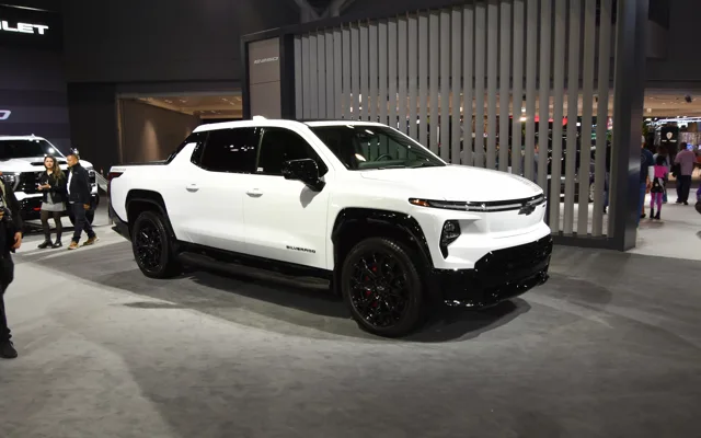 e4WD Crew Cab Max Range LT