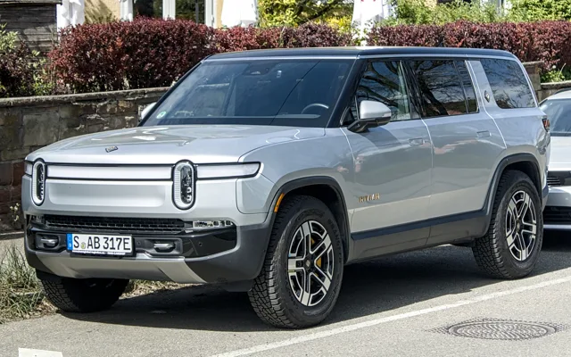 Rivian R1s